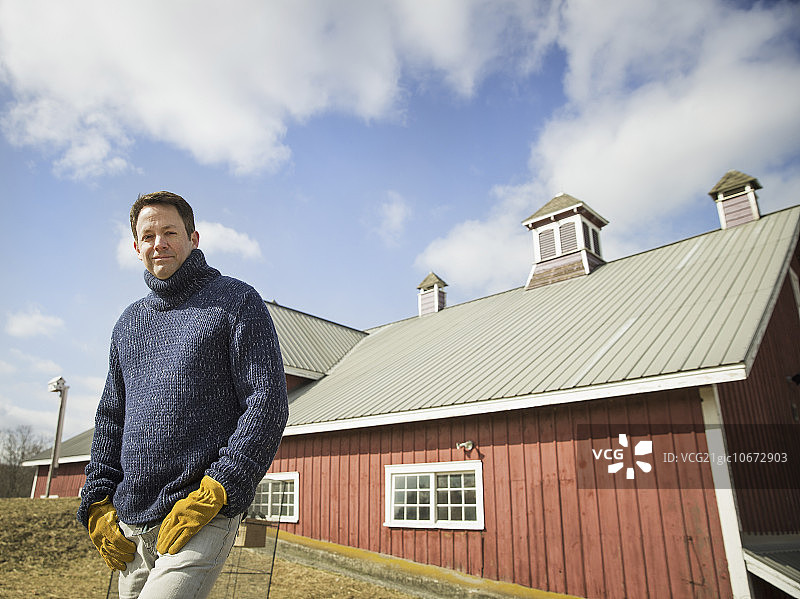 纽约州冷泉镇的冬季有机农场，一名男子在户外劳作图片素材
