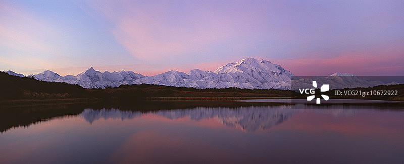 阿拉斯加德纳里国家公园麦金利山日落倒影图片素材