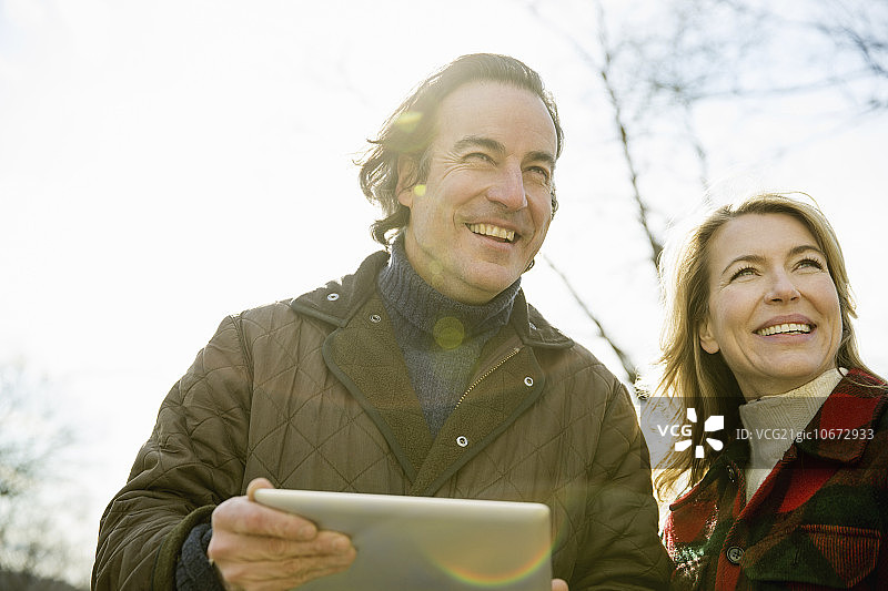 纽约州冷春冬日的有机农场。一个手里拿着平板电脑的男人。图片素材