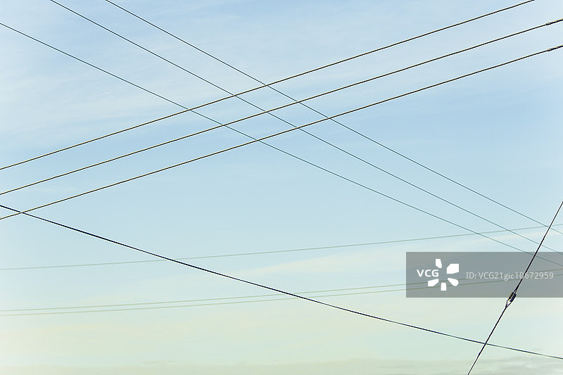 加利福尼亚州贝尔里奇上空纵横交错的电线图片素材