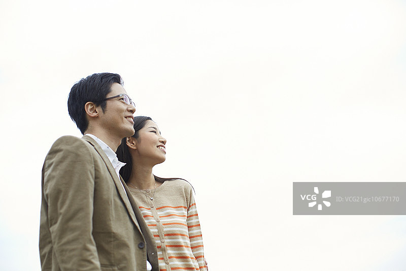 中年夫妇的仰视角度照片图片素材