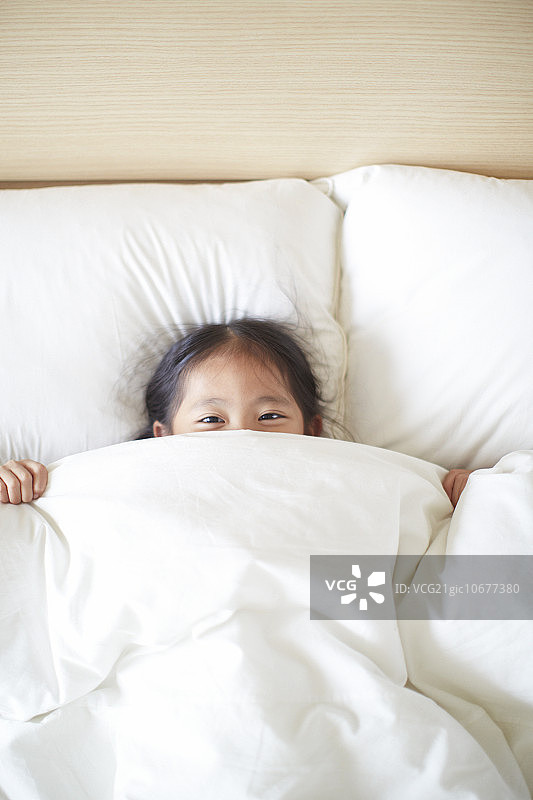 被子下的女孩图片素材