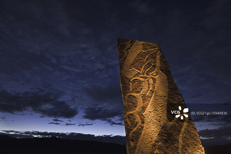 蒙古中北部石刻，可能有三千多年历史的古代文明墓碑或标志图片素材