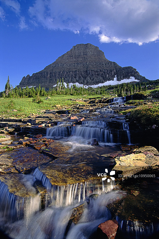 冰川国家公园的风景，雷诺兹山峰和洛根通道。水流过岩石。图片素材