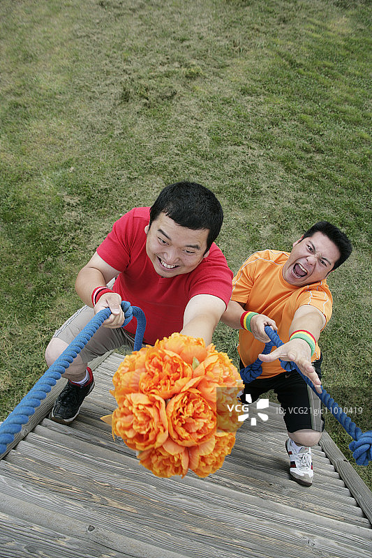 男人攀爬游乐设施图片素材