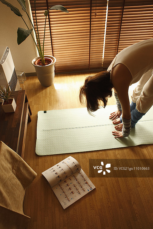 女人在做瑜伽图片素材