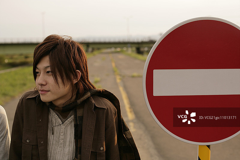 年轻男子与路标图片素材