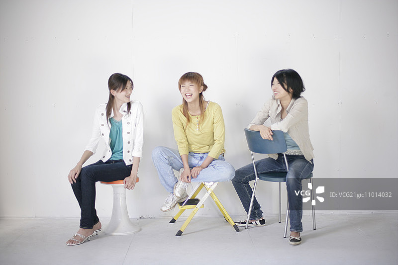 三个年轻女人图片素材