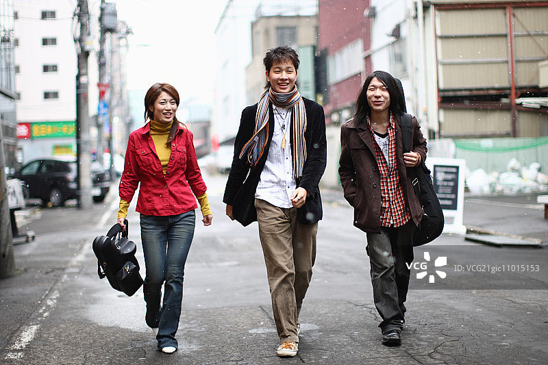 在街上行走的年轻人图片素材