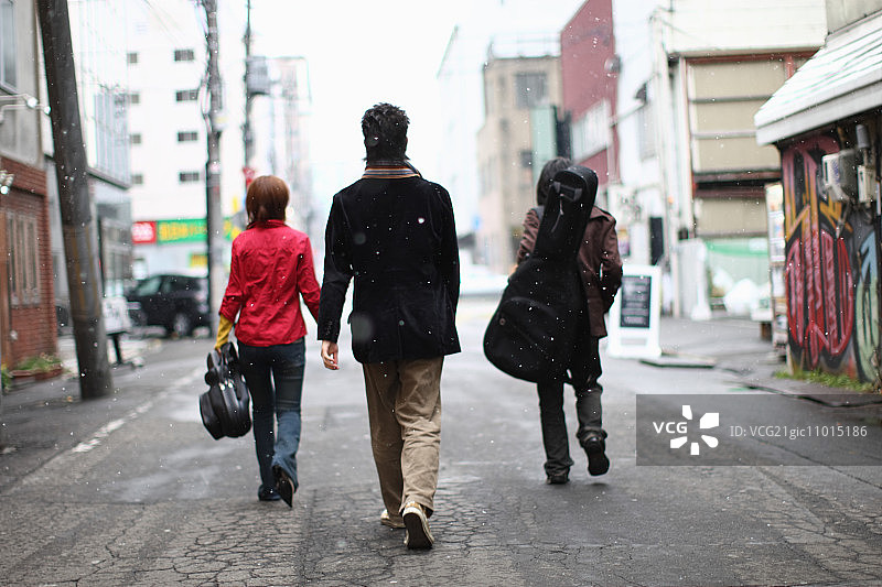 在街上行走的年轻人图片素材