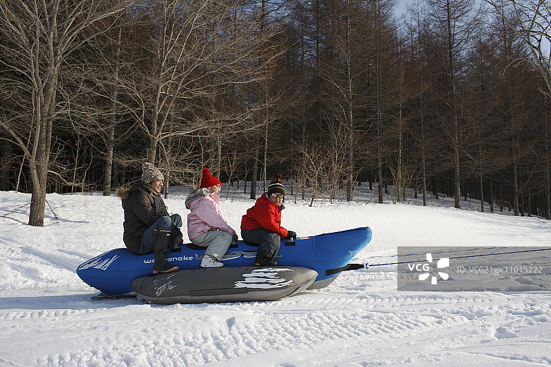 父亲和孩子们乘坐香蕉船图片素材