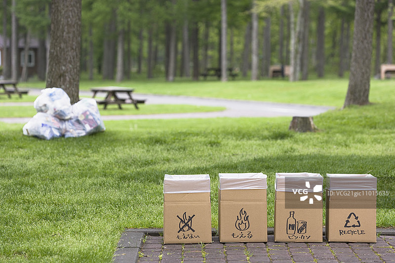 可回收垃圾箱和垃圾箱图片素材