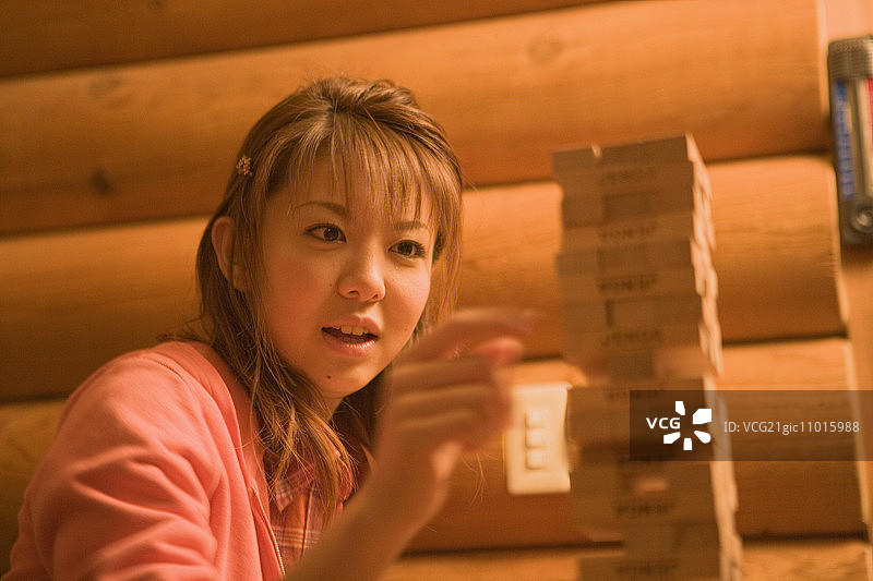年轻女人玩叠叠乐图片素材