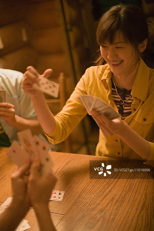 年轻人玩扑克牌图片素材