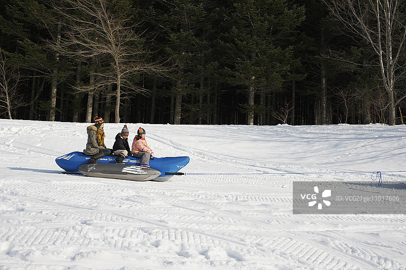 母亲和孩子乘坐香蕉船图片素材