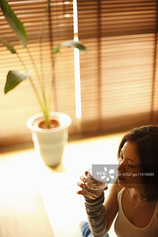 女人喝一杯水图片素材