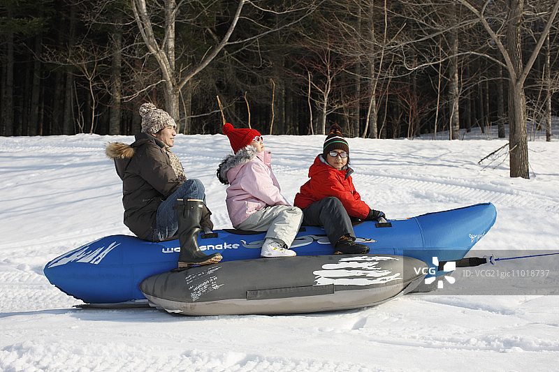父亲和孩子们乘坐香蕉船图片素材