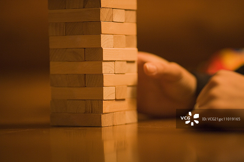 桌子上的叠叠高图片素材