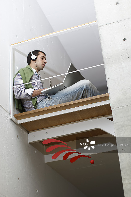 用笔记本电脑的男人图片素材