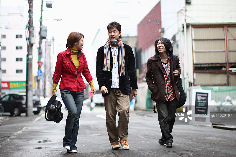 在街上行走的年轻人图片素材