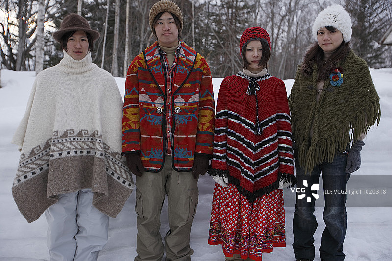 冬日里的年轻人图片素材