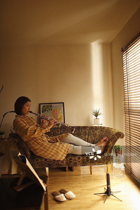 女子演奏萨克斯图片素材