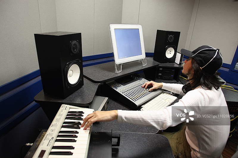 男子使用调音台图片素材