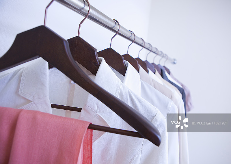 挂在衣架上的衣服图片素材