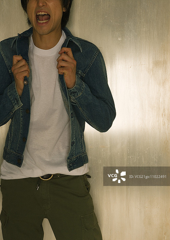 年轻男子呼喊图片素材