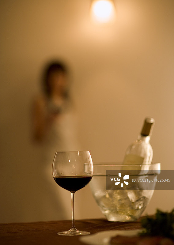 一杯红酒和冰桶图片素材