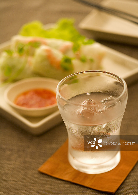 摆放日式伏特加的桌子图片素材