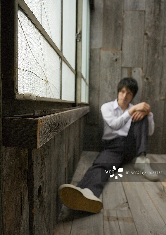 身穿校服坐在窗边的男人图片素材