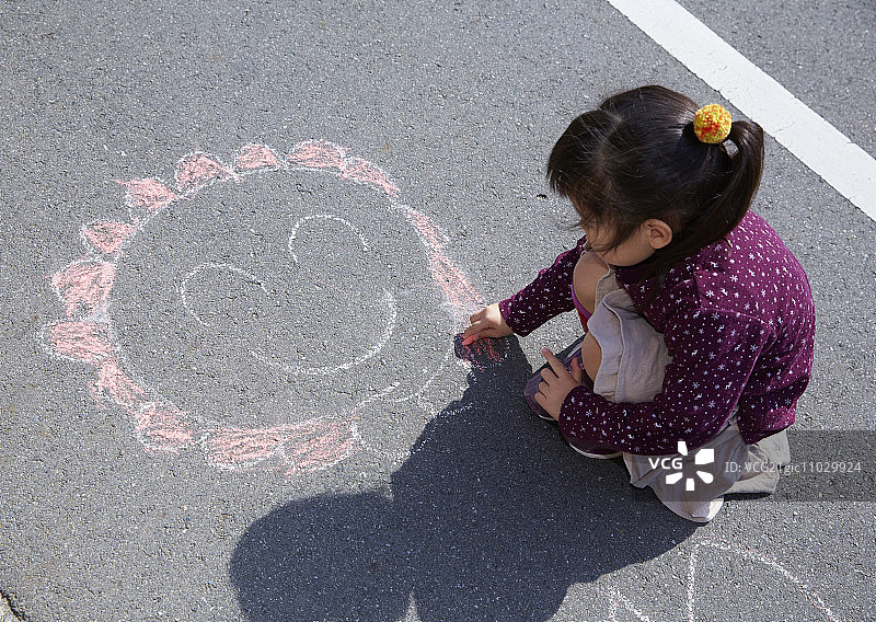 女孩用粉笔画画图片素材