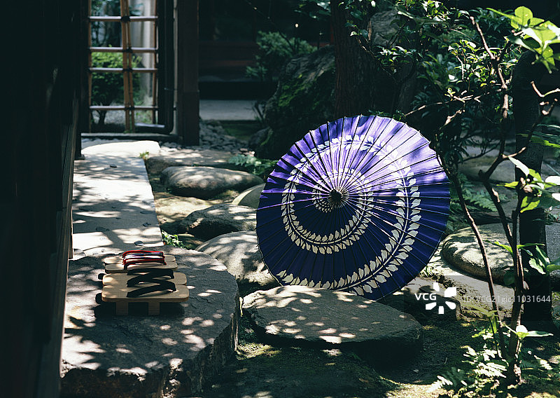 粗糙的油纸伞和木屐图片素材