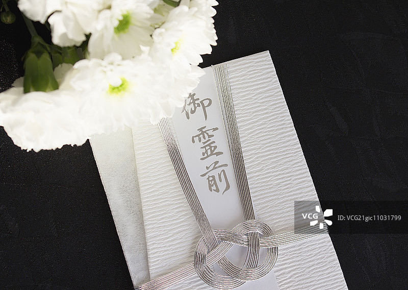菊花与奠仪帛金（哀悼图像）图片素材