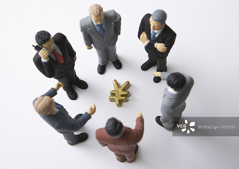 围绕日元符号的迷你商人图片素材