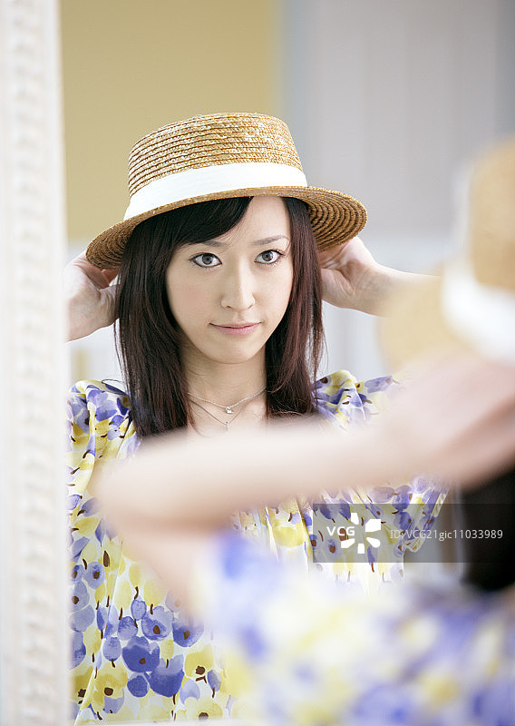 年轻女子准备中图片素材