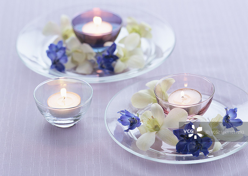 点燃的漂浮蜡烛和鲜花图片素材