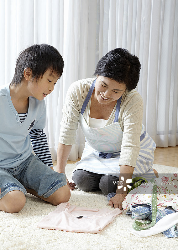 奶奶和孙子叠衣服图片素材
