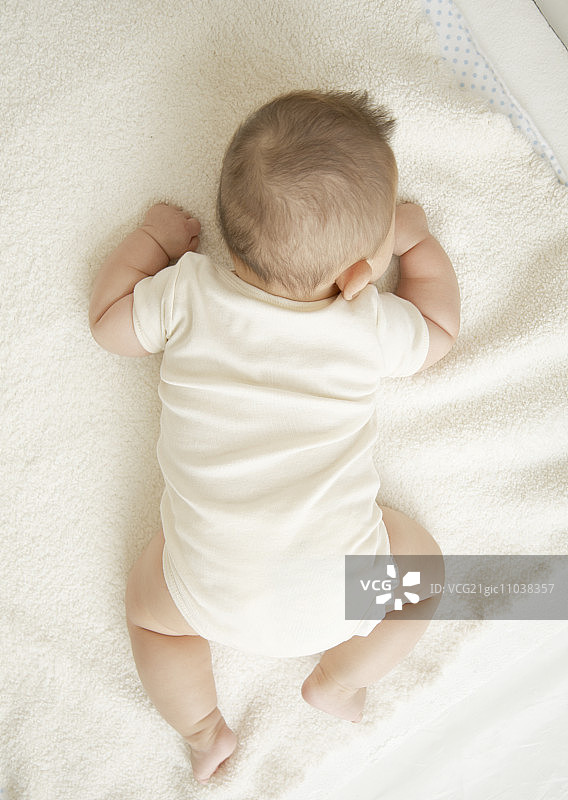 脸朝下的婴儿图片素材