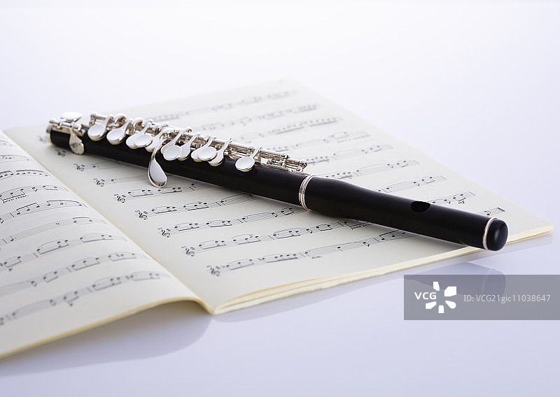 乐谱上的短笛图片素材