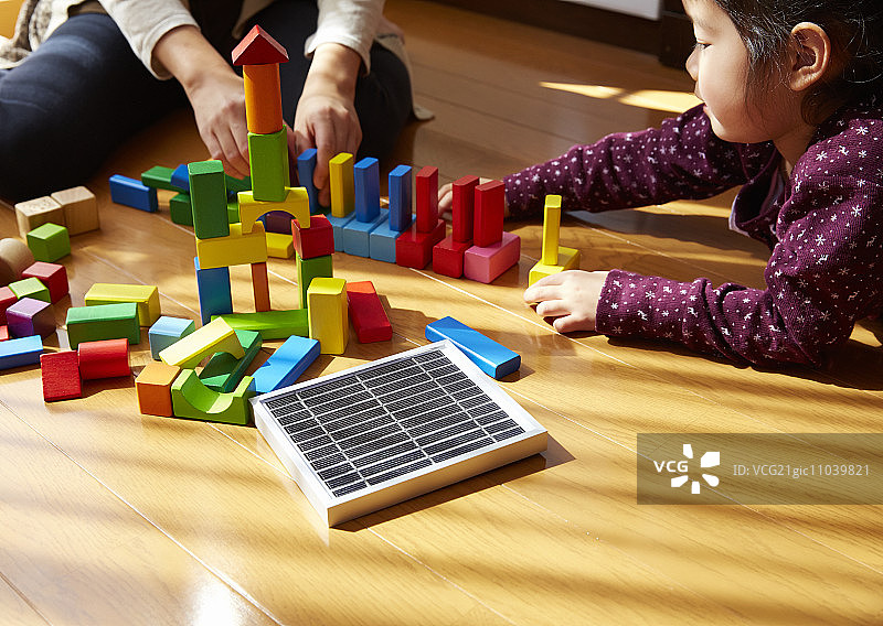 亲子玩积木图片素材