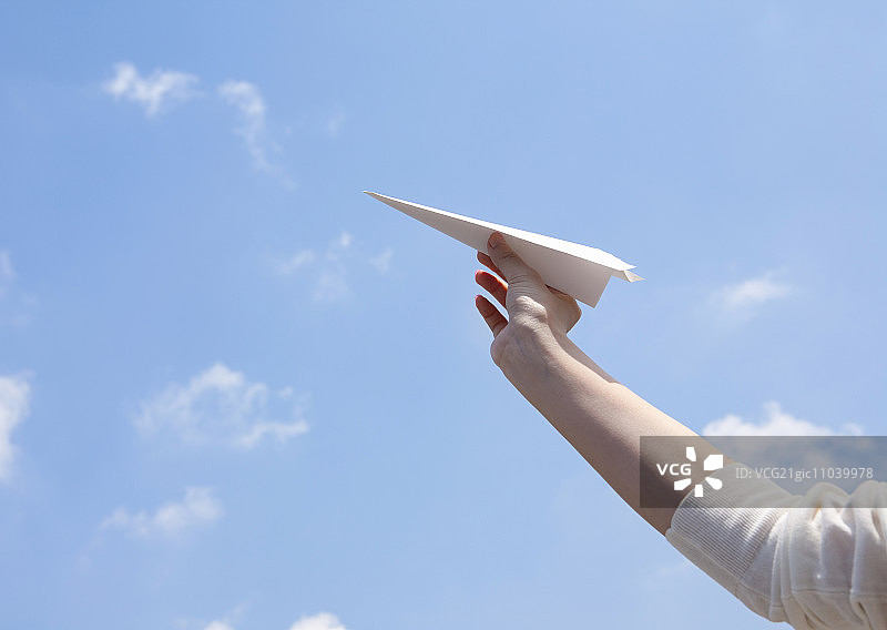 手持纸飞机特写图片素材
