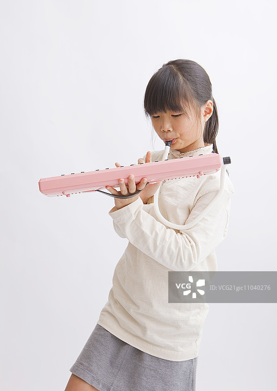 女孩演奏美乐迪卡琴图片素材
