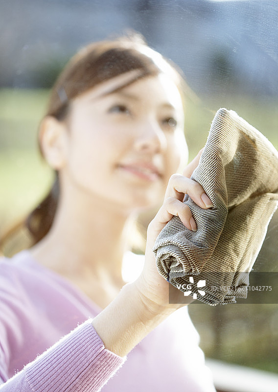 女人擦拭窗户图片素材