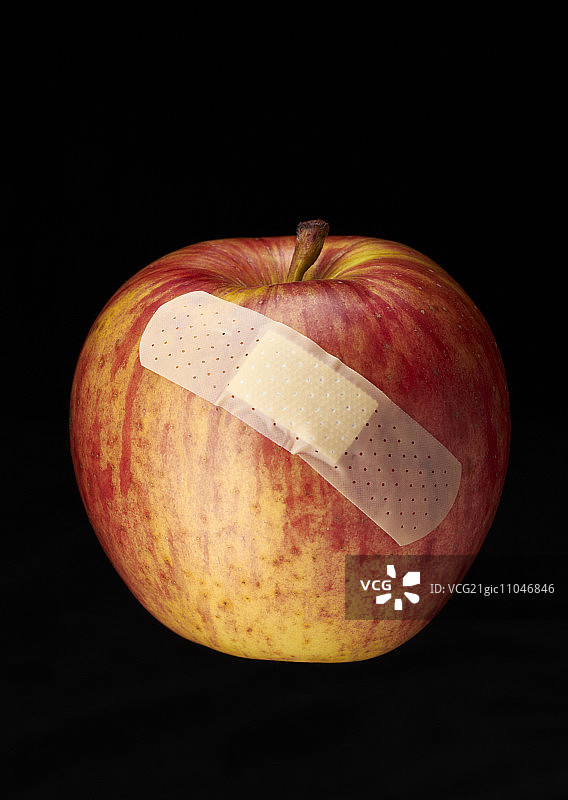 带有创可贴的苹果图片素材