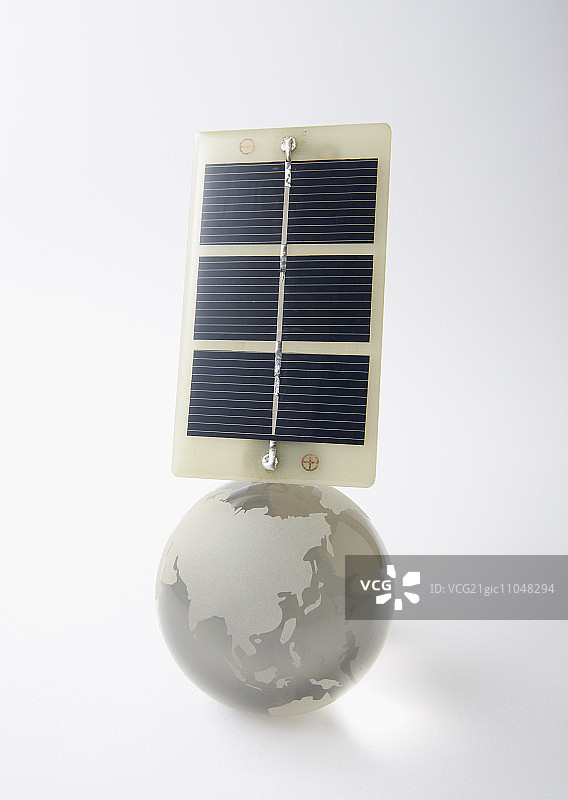 地球和太阳能电池板图片素材