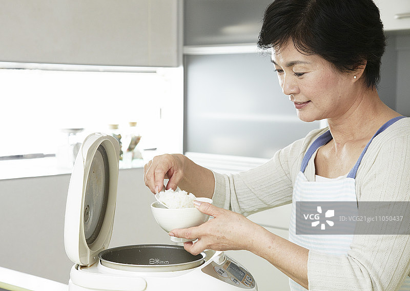 女士盛饭图片素材