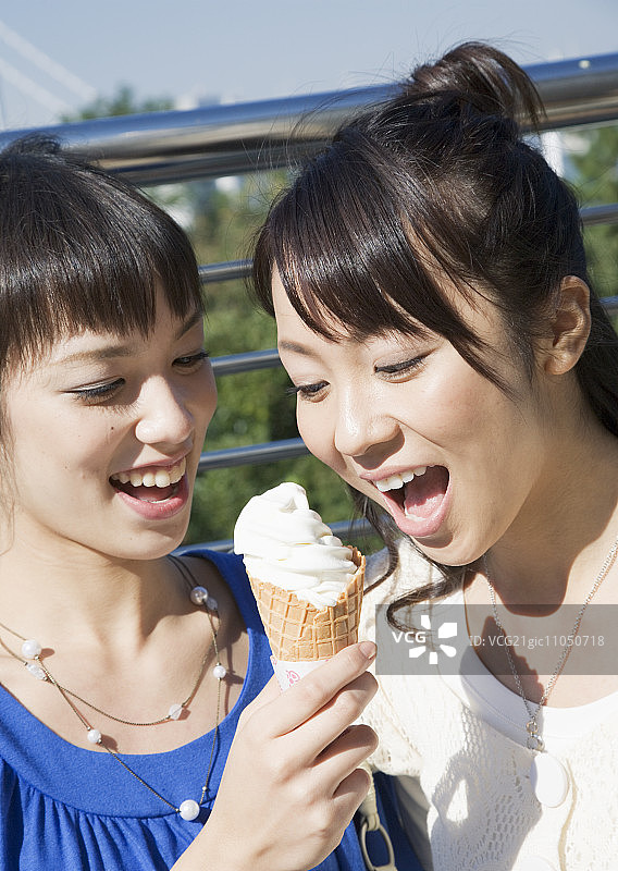 吃冰淇淋甜筒的女人图片素材