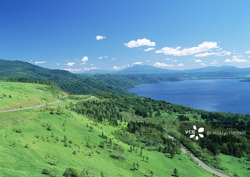 从美幌峠眺望斜里岳和屈斜路湖图片素材